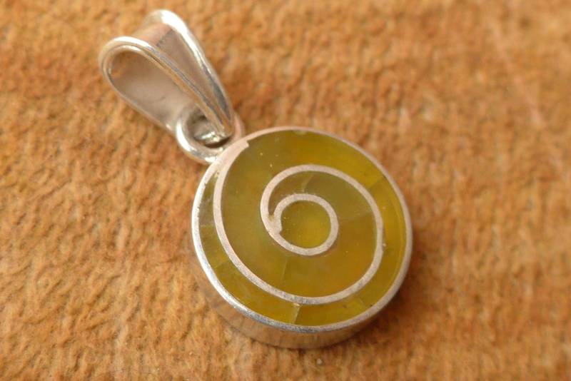 Serpentin Stein Spiral Silber Anhänger von ArtAndean