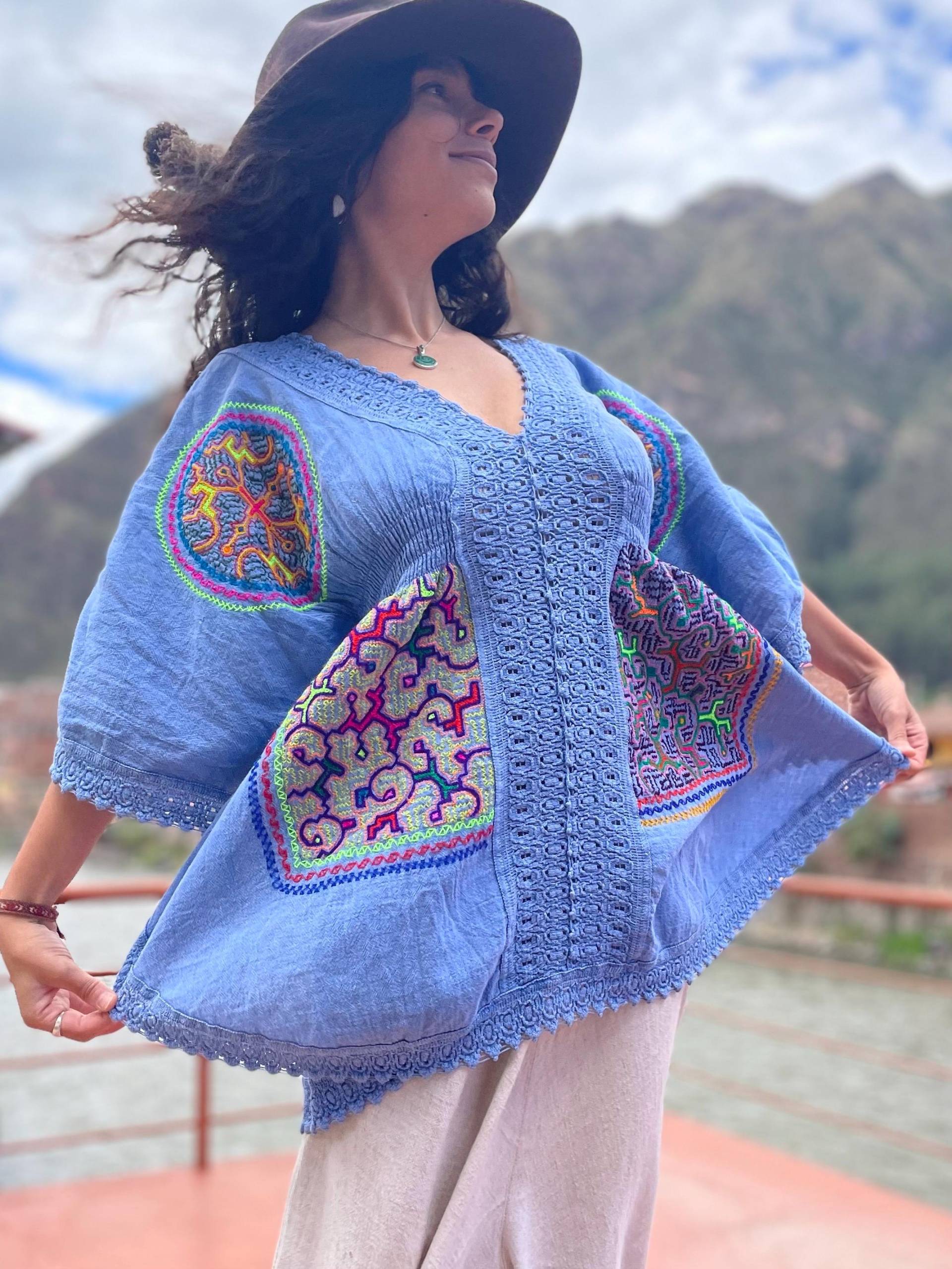 Shipibo Stickerei Blauer Bolero Für Frauen von ArtAndean