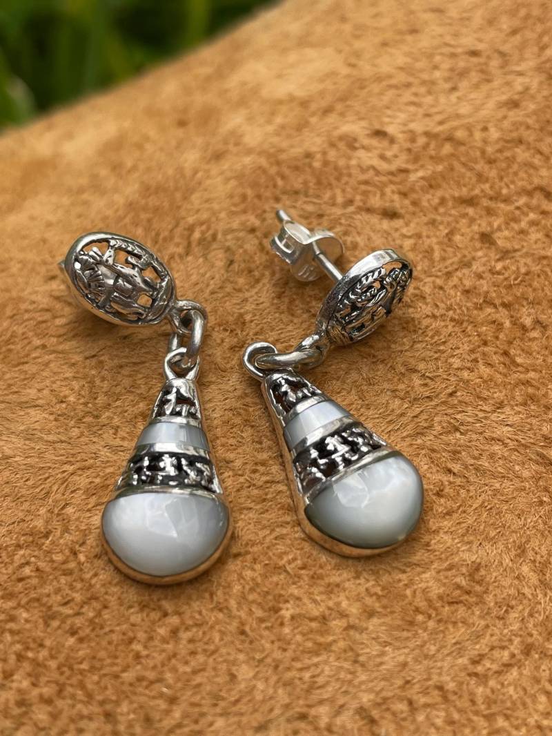 Silberne Perlmutt-Ohrringe Mit Inka-Geschichte von ArtAndean