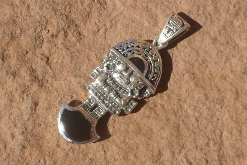 Wendbarer Silber Tumi Anhänger Mit Schwarzem Onyx Stein von ArtAndean