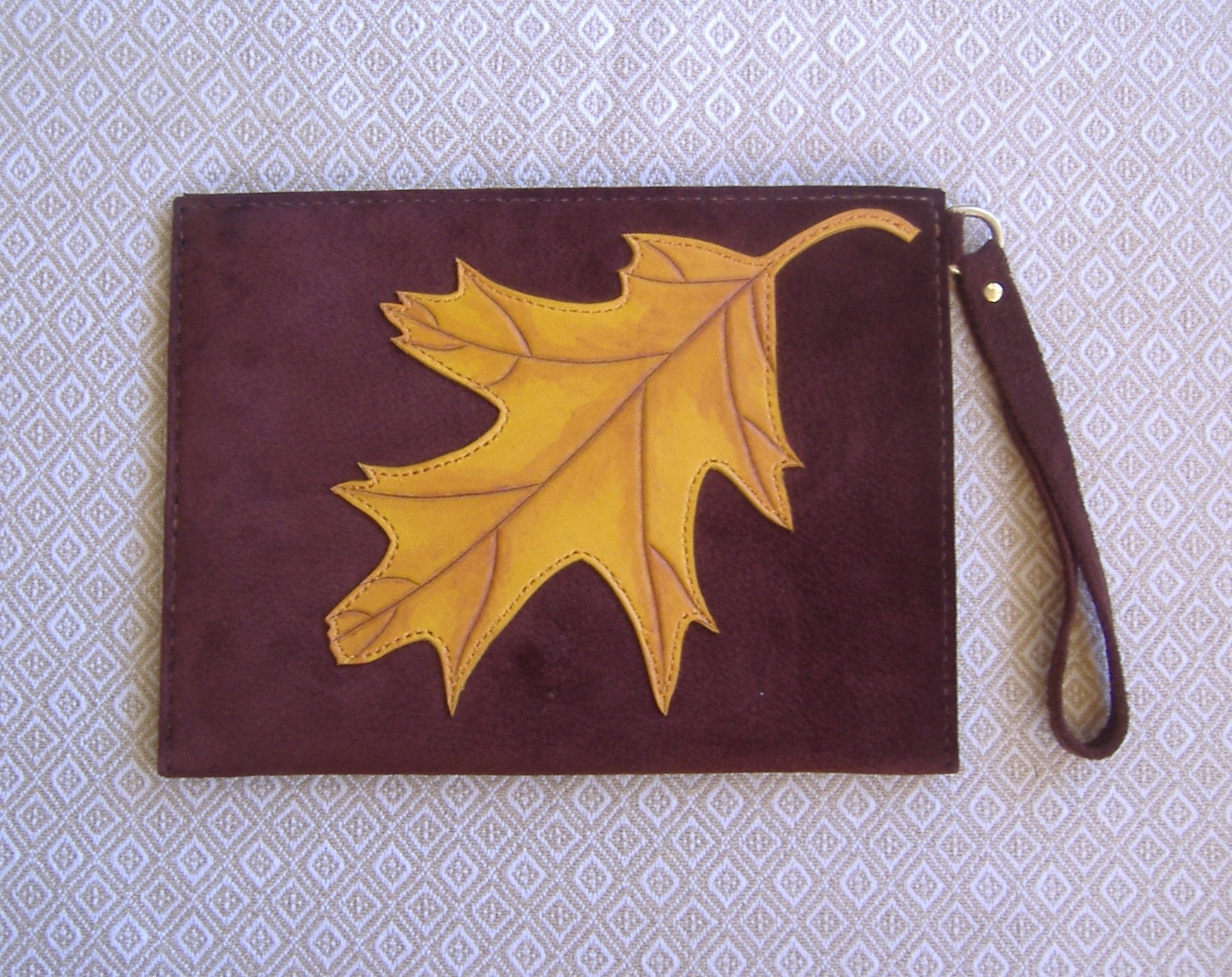 Braune Wildleder Clutch Mit Eichenblatt Motiv Braune Wildleder Clutch Mit Eichenblatt Motiv von ArtBagsByDanielle