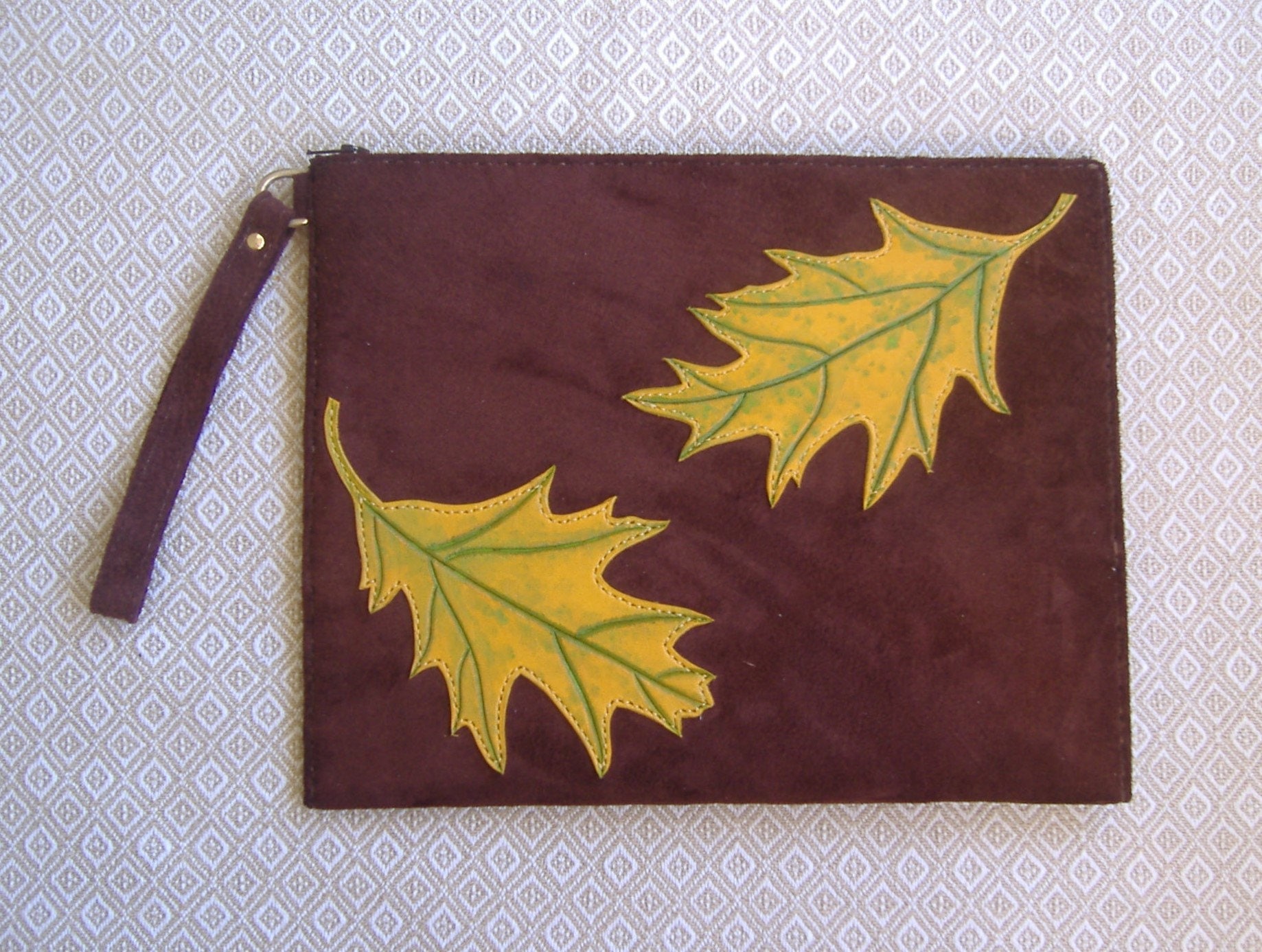 Braune Wildleder Clutch Tasche Mit Eichenblatt Motiven Braune Wildleder Clutch Tasche Mit Eichenblatt Motiven von ArtBagsByDanielle