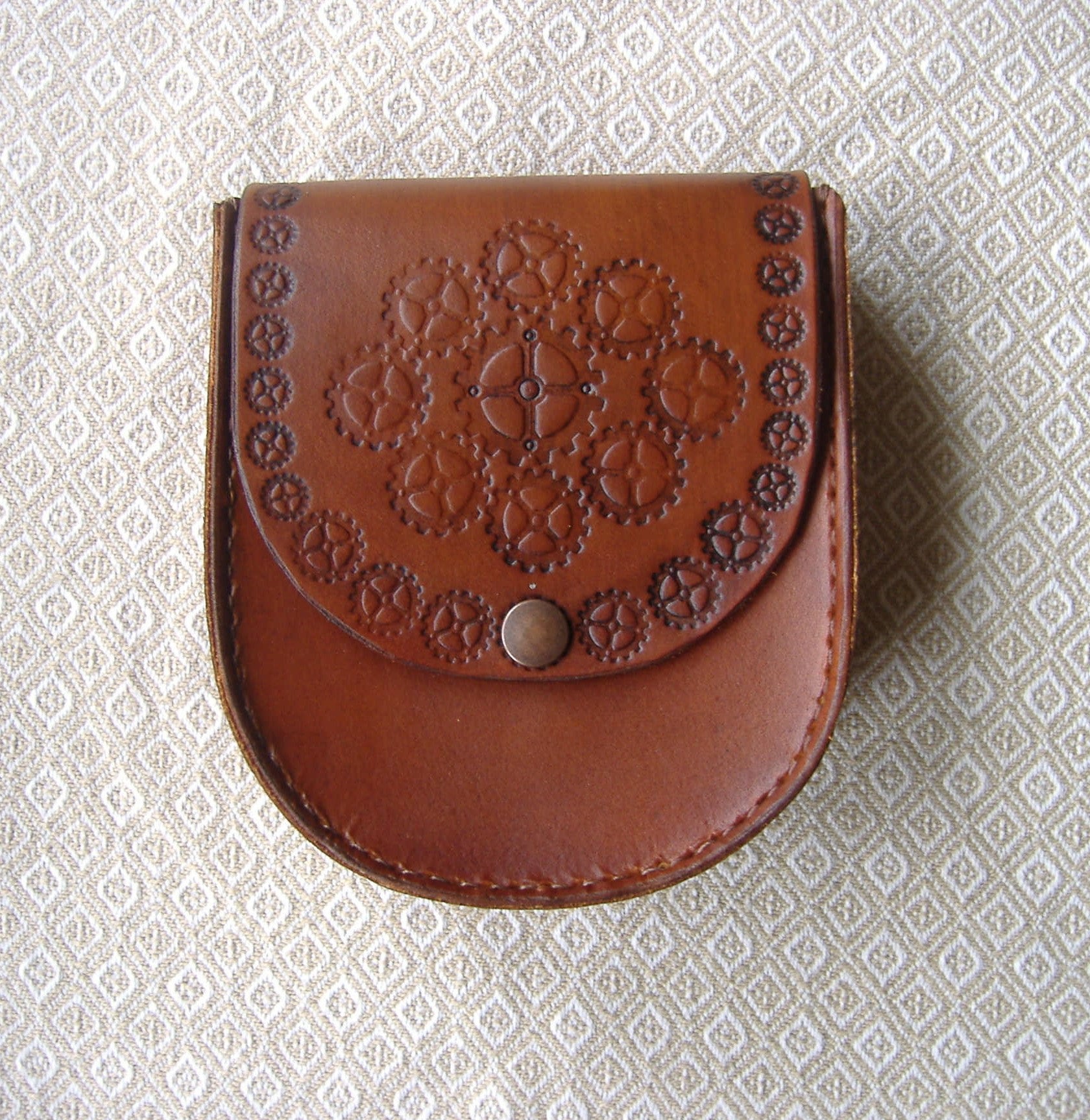 Rund Ende Gürteltasche Mit Steampunk-Zahnrädern Rund Ende Gürteltasche Mit Steampunk-Zahnrädern von ArtBagsByDanielle