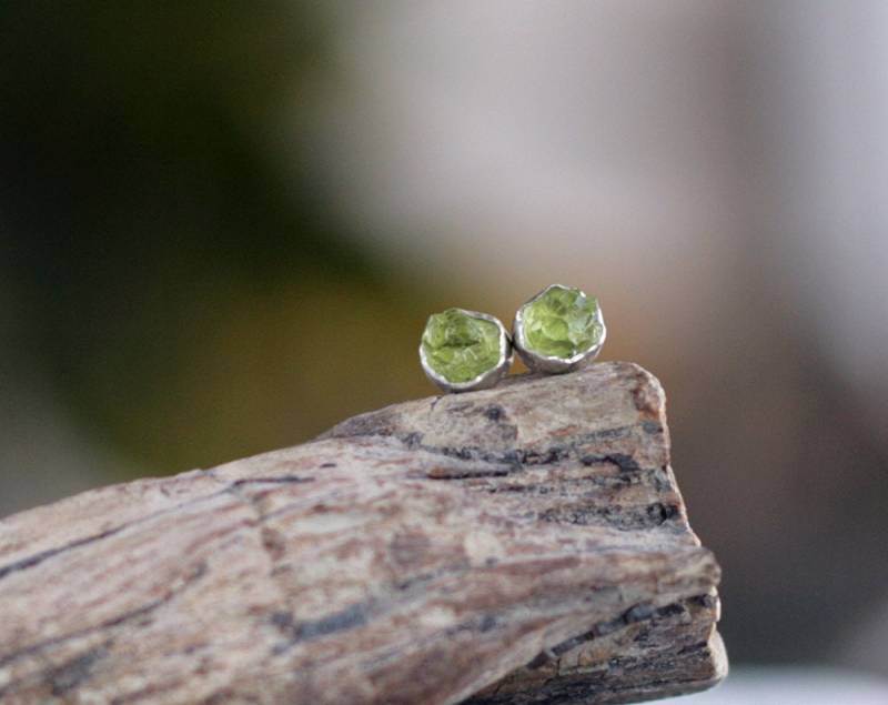 Peridot Ohrringe, Rohe Kristall Rohsilber Minimal Ohrstecker Peridot Ohrringe, Rohe Kristall Rohsilber Minimal Ohrstecker von ArtBerryStore