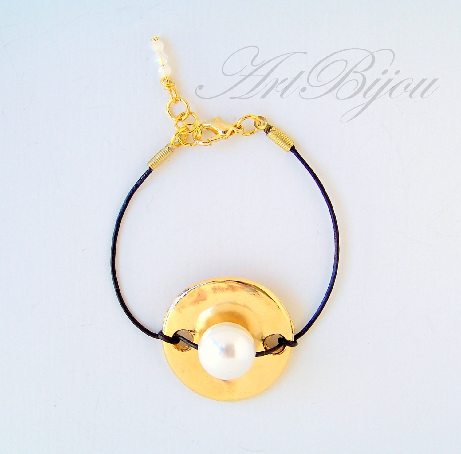 Perlenarmband, Lederarmband, Zamakarmband, Goldarmband, Braunes Leder, Modern, Schlicht, Damengeschenk, Geschenkidee, Weihnachtsgeschenk von ArtBijouStore