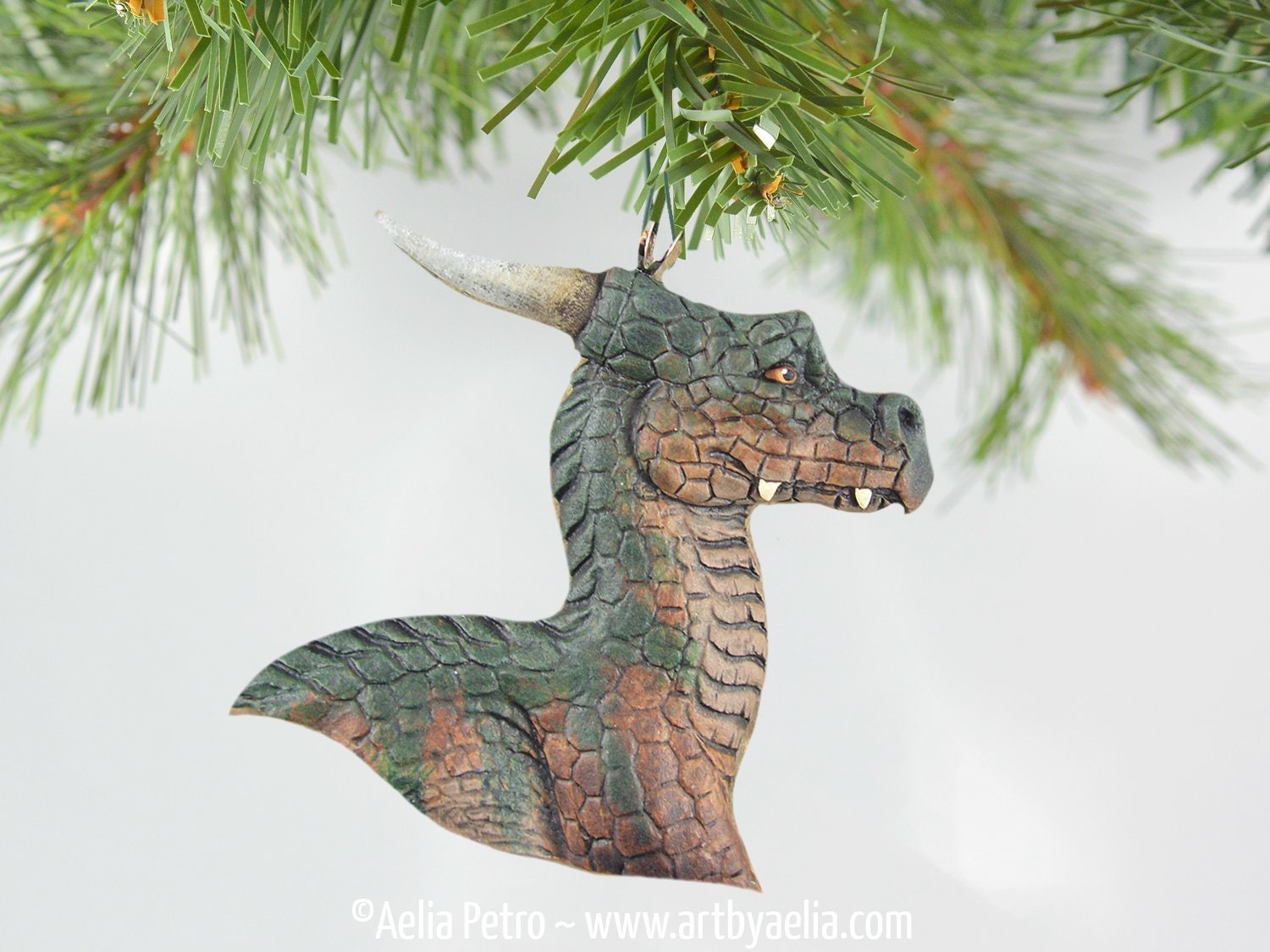 Drachen Portrait Halskette - Mossy Swamp Dragon Auf Lager Und Sofort Versandfertig von ArtByAelia