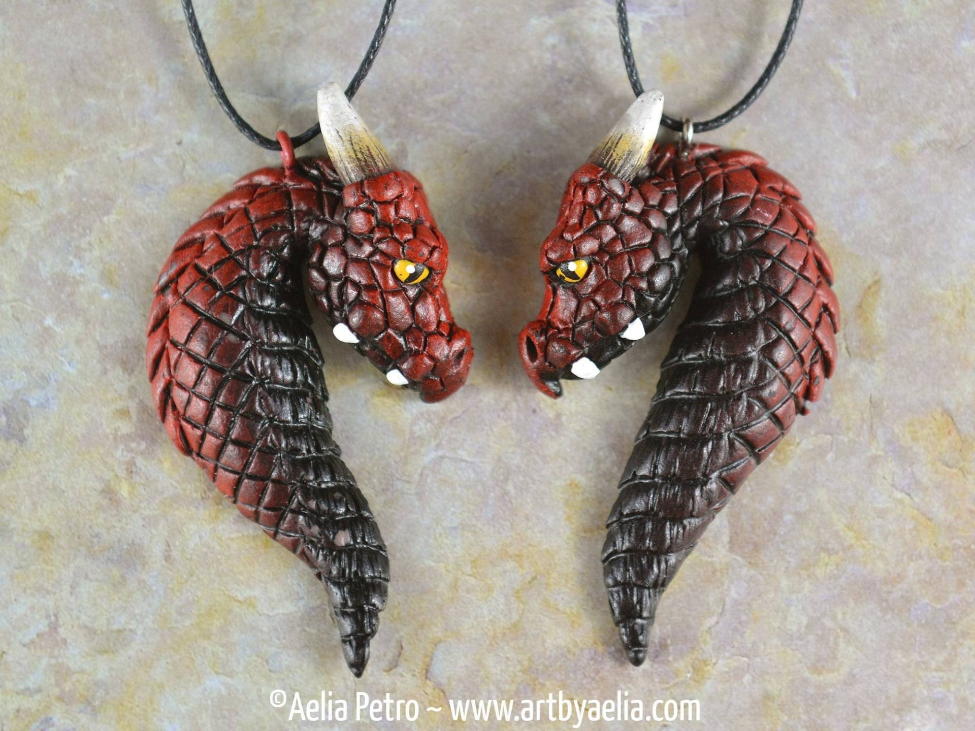 Paar Drachen Portrait Herz Freundschaftsketten - 2 Feuer Elementar Großartiges Geschenk Für Ren Faire Goer Auf Lager Und Sofort Versandfertig von ArtByAelia