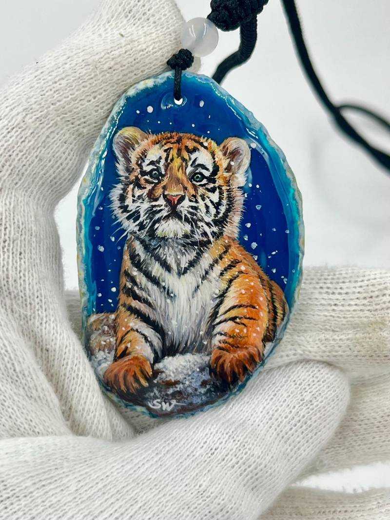 Einzigartige Anhänger /Das Tigerbaby /Achat/Hand Bemalt Juwelen Und Tragbare Kunst /Natur Schmuck von ArtBySophiewang