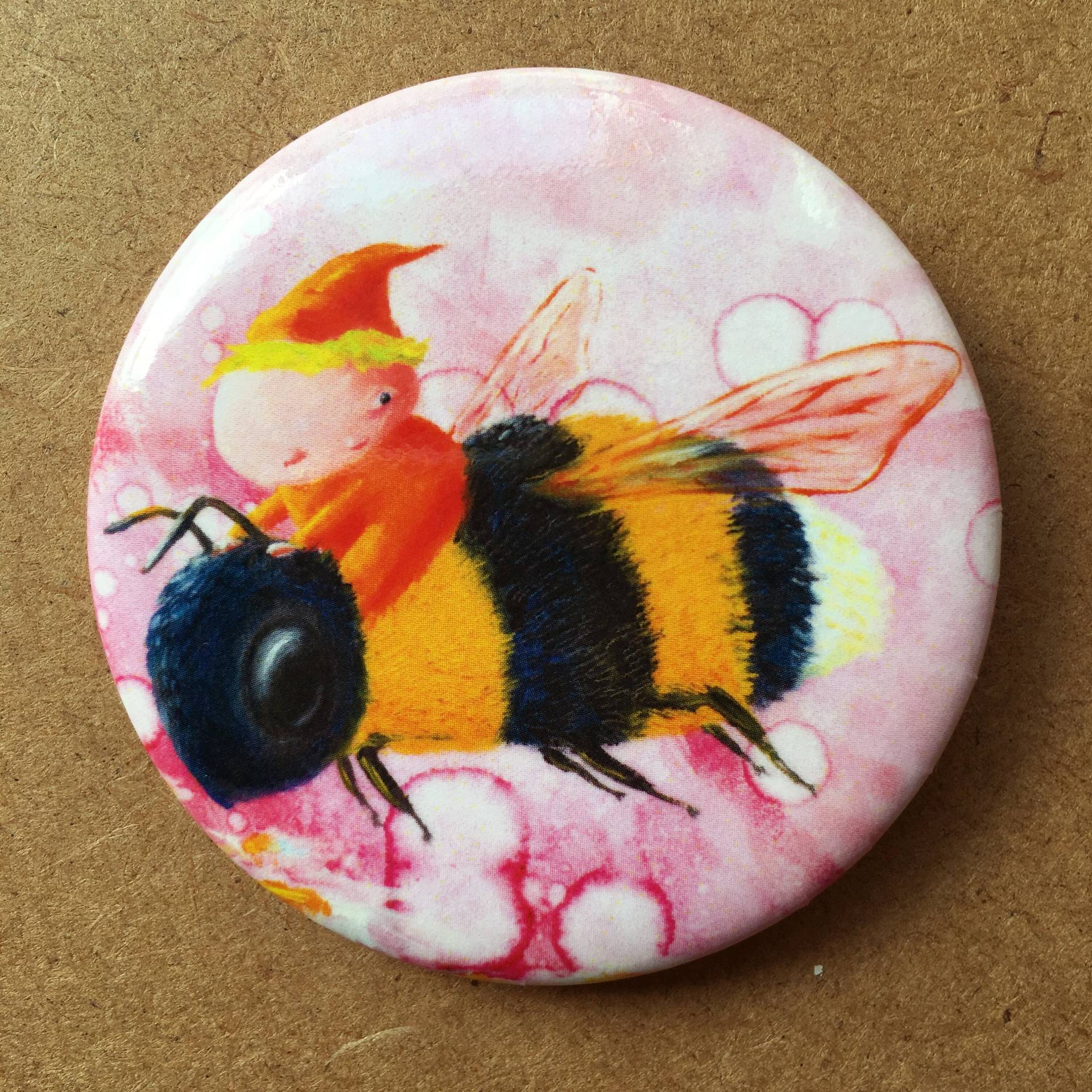 Bee Rider - Fun Button 5cm von ArtByVikram