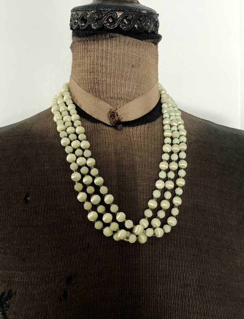 Hellgrüne Vintage Multi Strang Plastikhalskette von ArtDecoDame