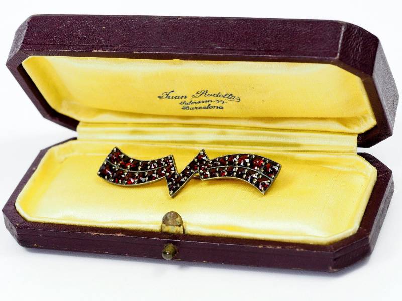 Antike Granat Brosche Chevron Form "V"-Circa 1910 von ArtDecoGalaxy