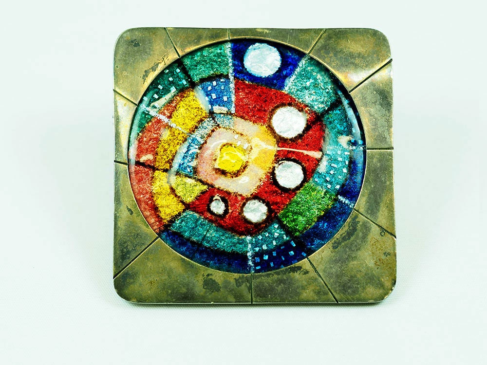 Mid Century Abstrakt Handbemalte Emaille Silber Vintage Anhänger/Brosche von ArtDecoGalaxy