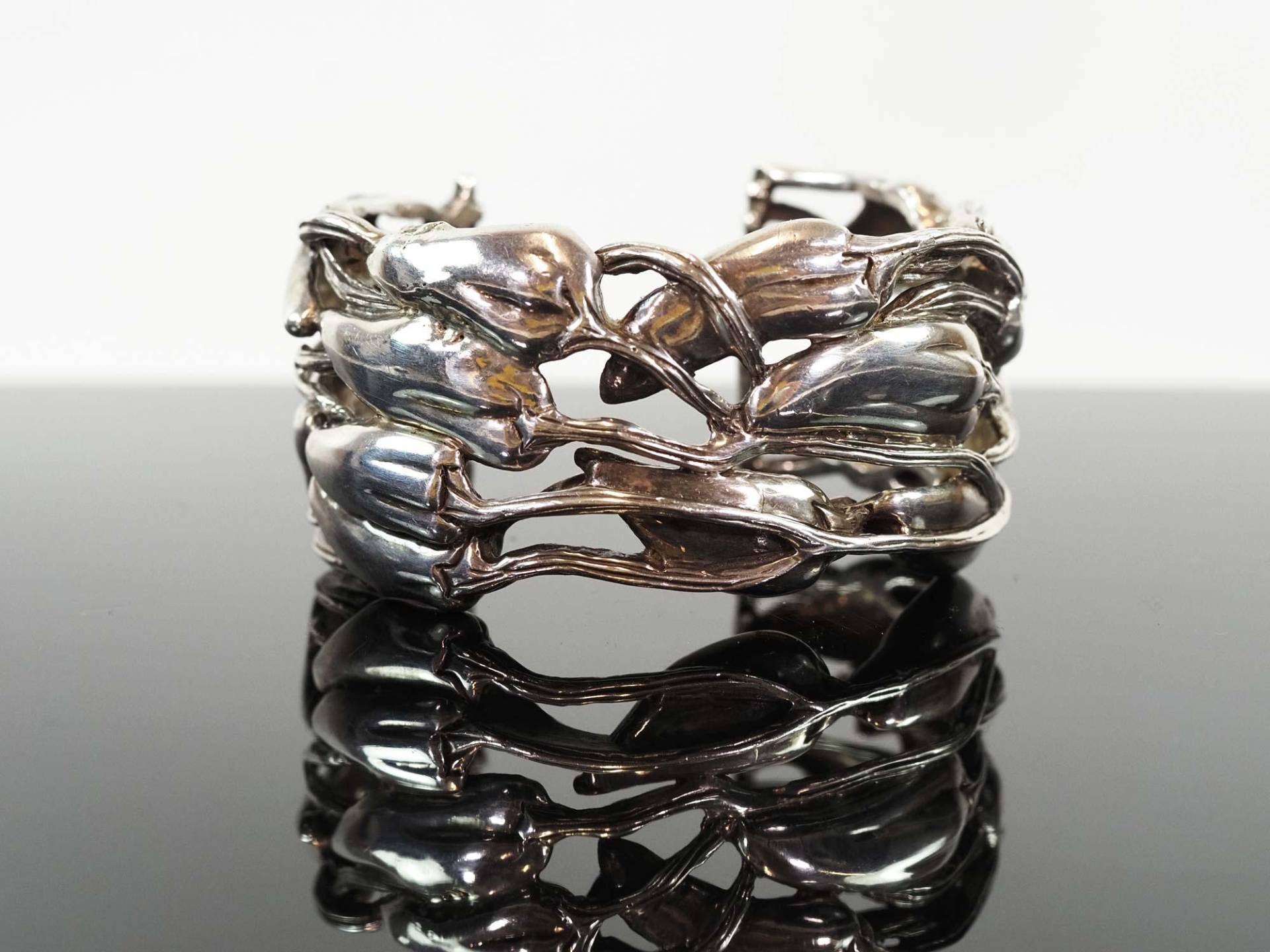 "Studio Design Jewelry "Enright Erotas" Sterling Silber Breite Armspange Mit Chili Peppers-1990." von ArtDecoGalaxy