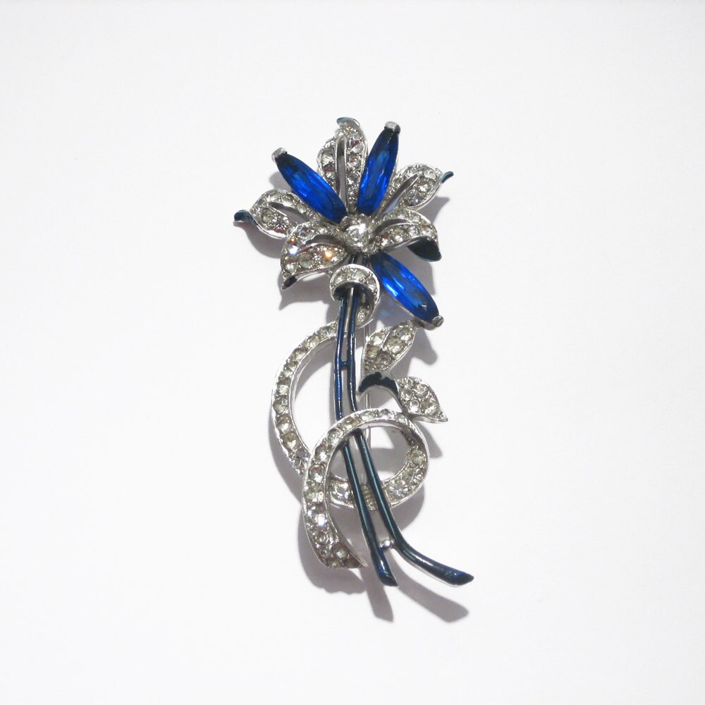 Emailierte Blumenbrosche Von Trifari, 1930Er Jahre, Usa von ArtDecoratif
