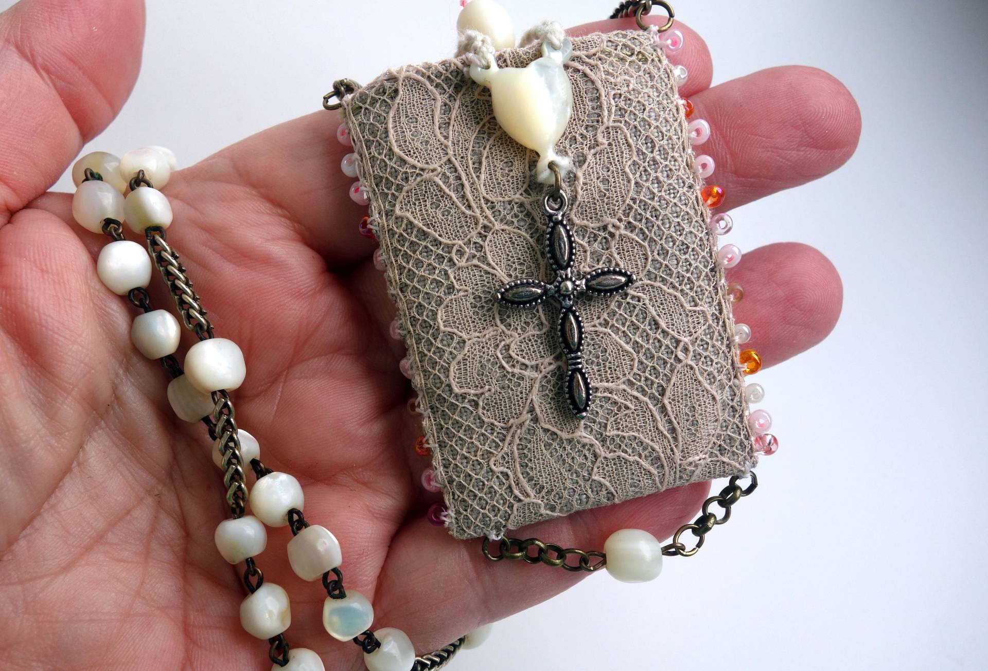 Alter Rosenkranz Medizinbeutel Amuletttasche Schutzengel Perlmutt Perlenstickerei von ArtDesignBySu