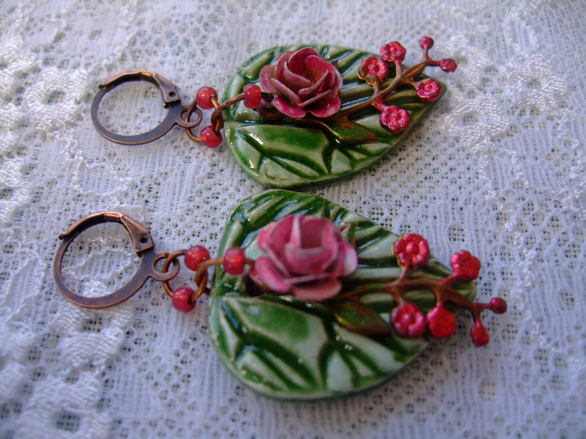 Boho Keramik Ohrringe Rosentraum Metallblüten von ArtDesignBySu