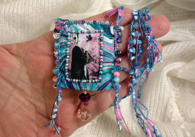 Geisha Amulett Stoff Kette Anhänger Handgenäht Perlenstickerei von ArtDesignBySu