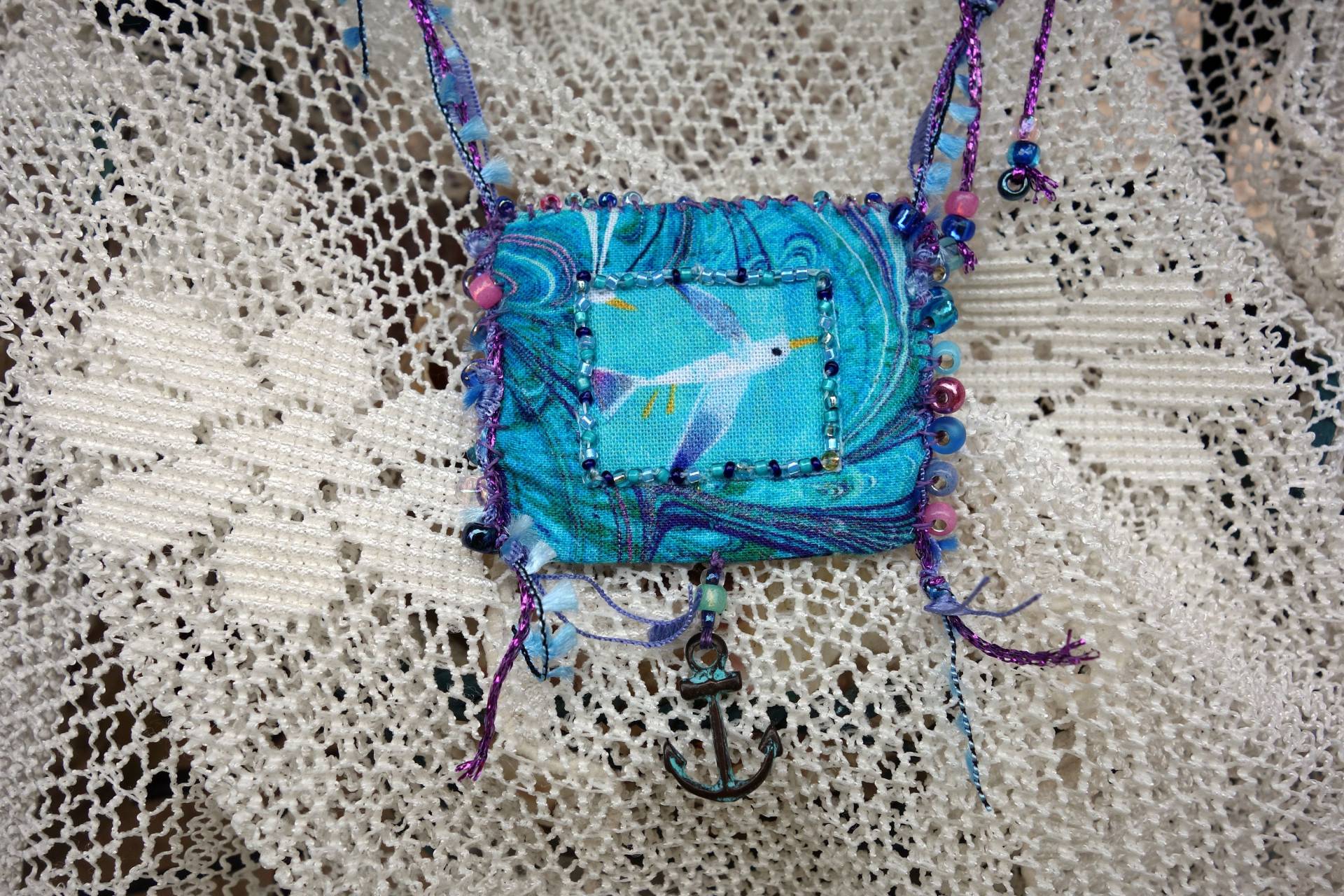 Maritime Seepferdchen Stoff Kette Möwe Anhänger Handgenäht Perlenstickerei von ArtDesignBySu