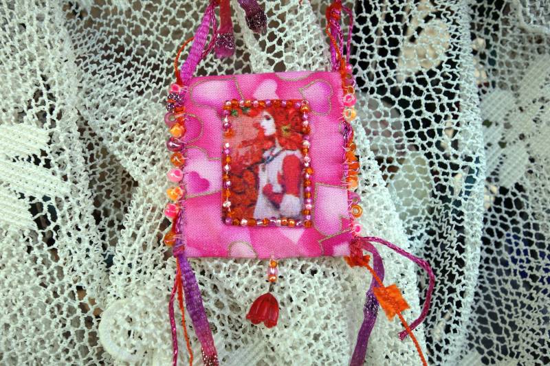 Rose Frau Amulett Stoff Kette Anhänger Handgenäht Pink Perlenstickerei von ArtDesignBySu