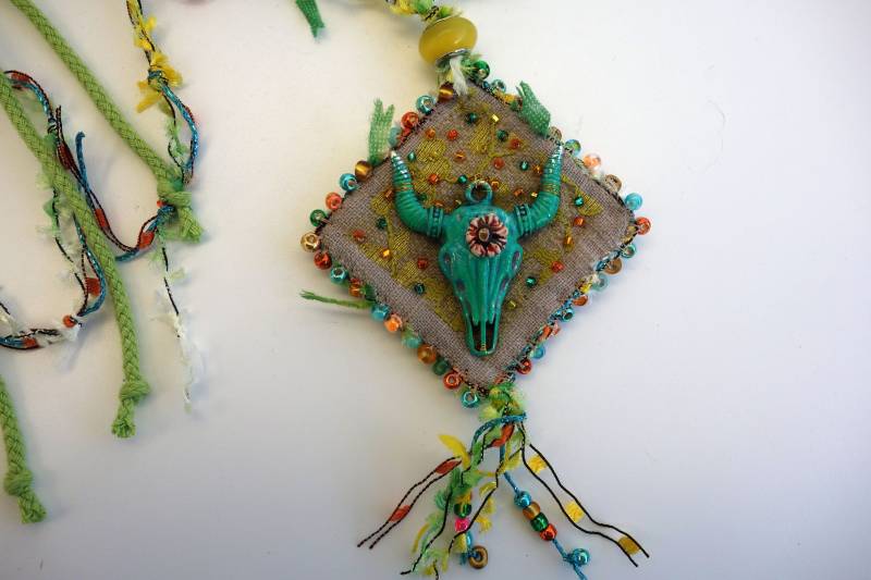 stierkopf Kette Kraft Amulett Unikat Perlenstickerei Handgenäht Poppybis Keramik von ArtDesignBySu