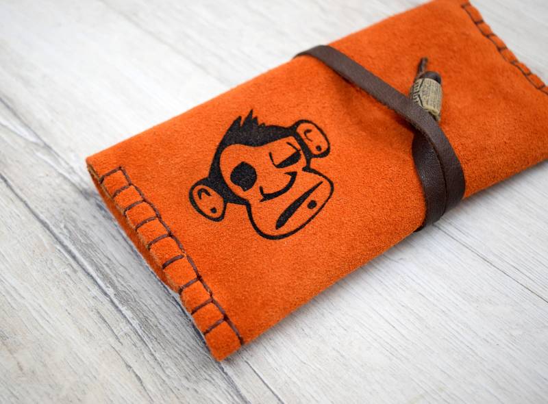 Leder Tabaktasche, Tabakbeutel, Tabakbeutel Mit Graviertem Affen Motiv, Für Männer Und Frauen Leder Tabaktasche, Tabakbeutel, Tabakbeutel Mit Graviertem Affen Motiv, Für Männer Und Frauen von ArtDesignStudioCy