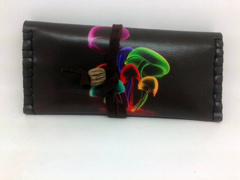 Ledertabakbeutel Mit Bunten Pilzen Ledertabakbeutel Mit Bunten Pilzen von ArtDesignStudioCy