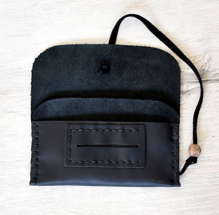Schwarz Leder Tabakbeutel, Kostenloser Versand Geschenk, Weich Echtleder, Beutel Tabak, Dreh Handgemachte Etui, Brieftasche Schwarz Leder Tabakbeutel, Kostenloser Versand Geschenk, Weich Echtleder, Beutel Tabak, Dreh Handgemachte Etui, Brieftasche von ArtDesignStudioCy