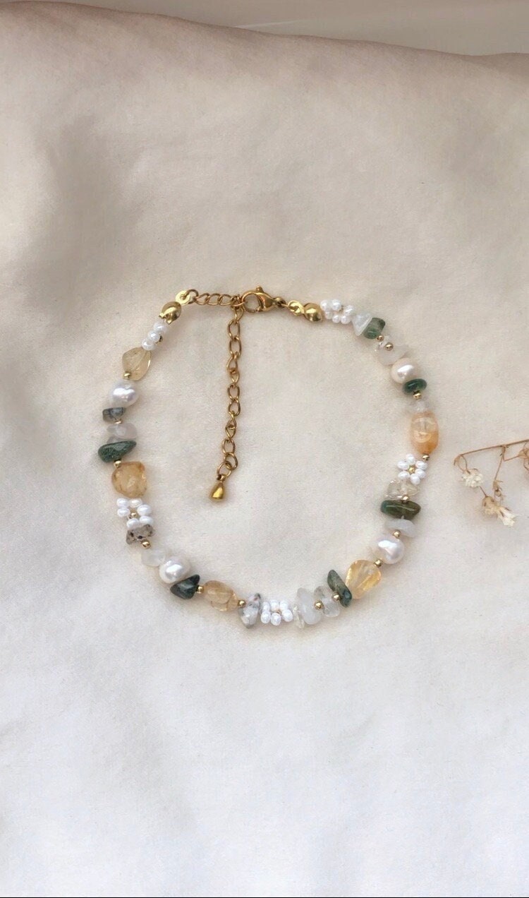 Perlenarmband Mit Kristallen, Süßwasserperlen Und Kleinen Blümchen/Kristallarmband/ Armband in Gold Oder Silber Perlenarmband Mit Kristallen, Süßwasserperlen Und Kleinen Blümchen/Kristallarmband/ Armband in Gold Oder Silber von ArtDesignsAmi