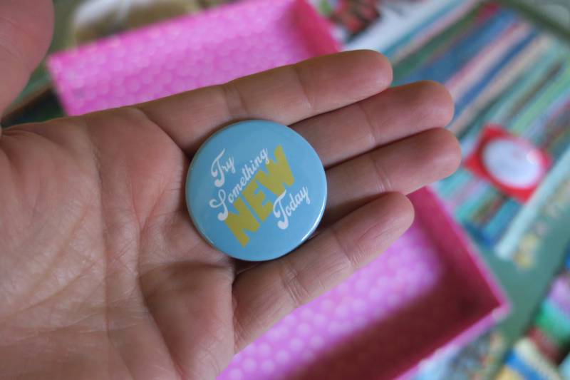 Probieren Sie Etwas Neues Heute Set Von 4 Pin-Back-Buttons Probieren Sie Etwas Neues Heute Set Von 4 Pin-Back-Buttons von ArtEngine