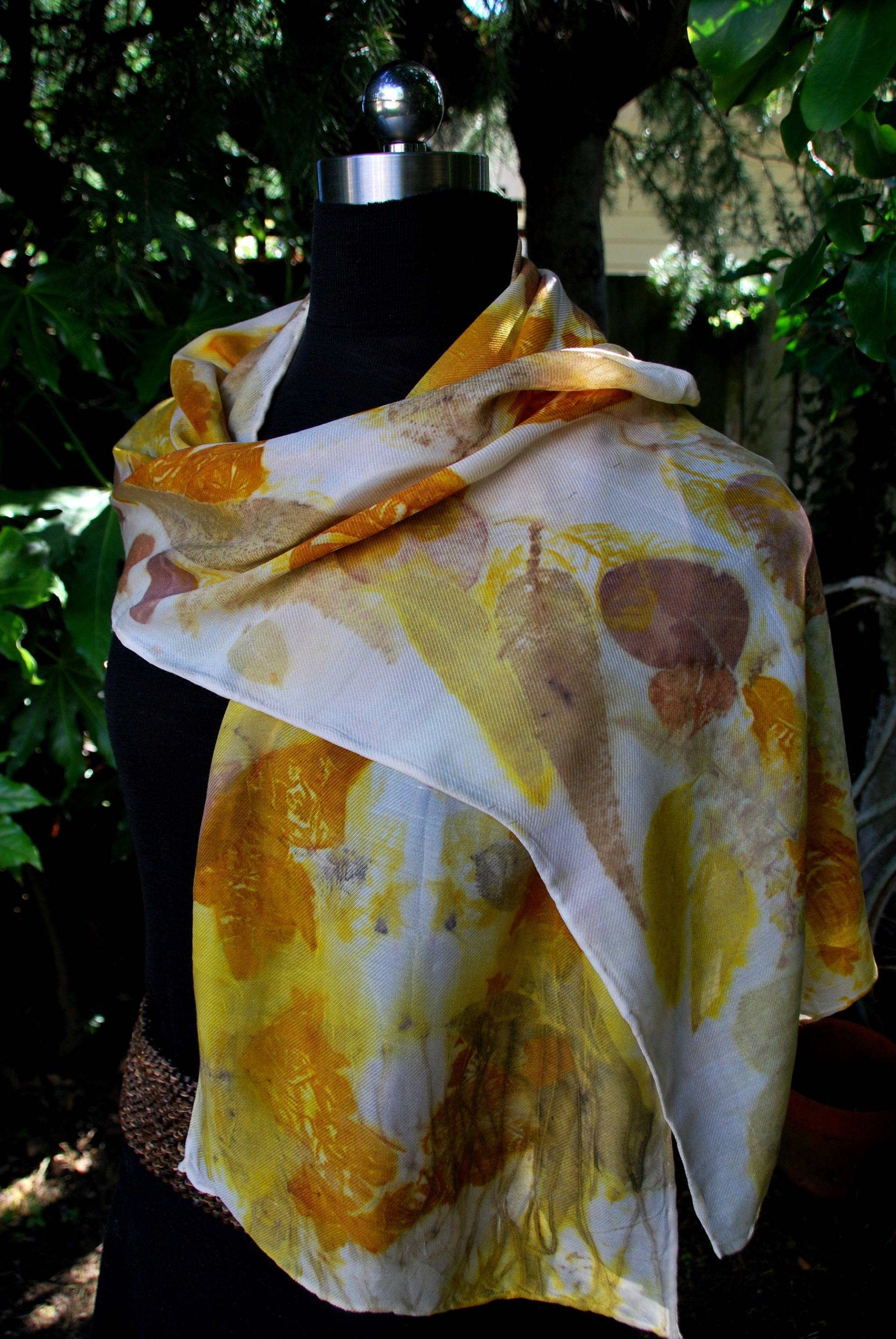 Diese Luxus-Eco Gedruckt Wolle Und Seide Mischung Schal Ist Eine Hommage An Die Schönheit Der Natur. Gelbe Farbtöne von ArtFibreDesigNZ