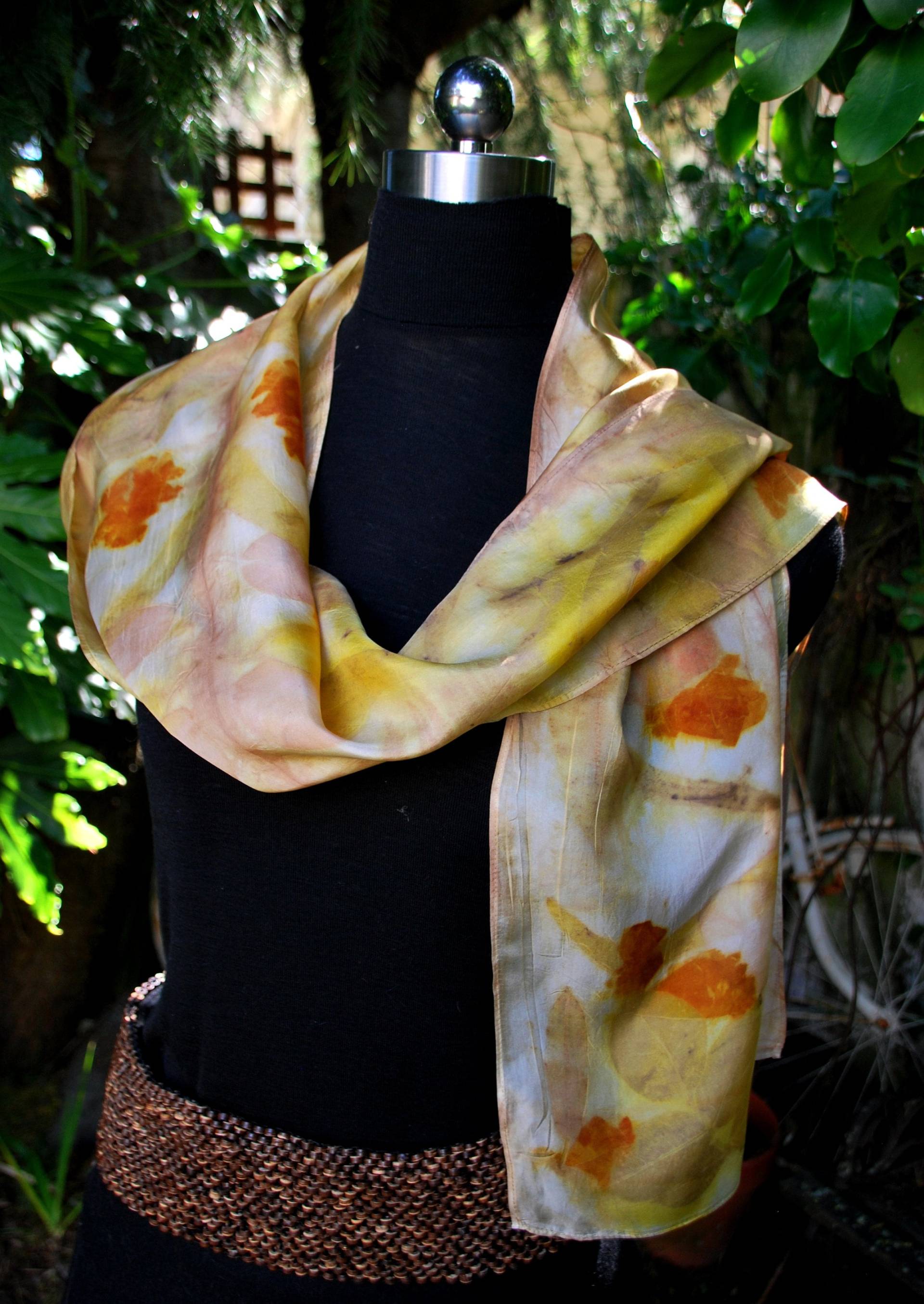 Dieser Luxus Eco Gedruckt 100 % Habatoi Seide Schal Ist Eine Hommage An Die Schönheit Der Natur. Gelbe Farbtöne von ArtFibreDesigNZ