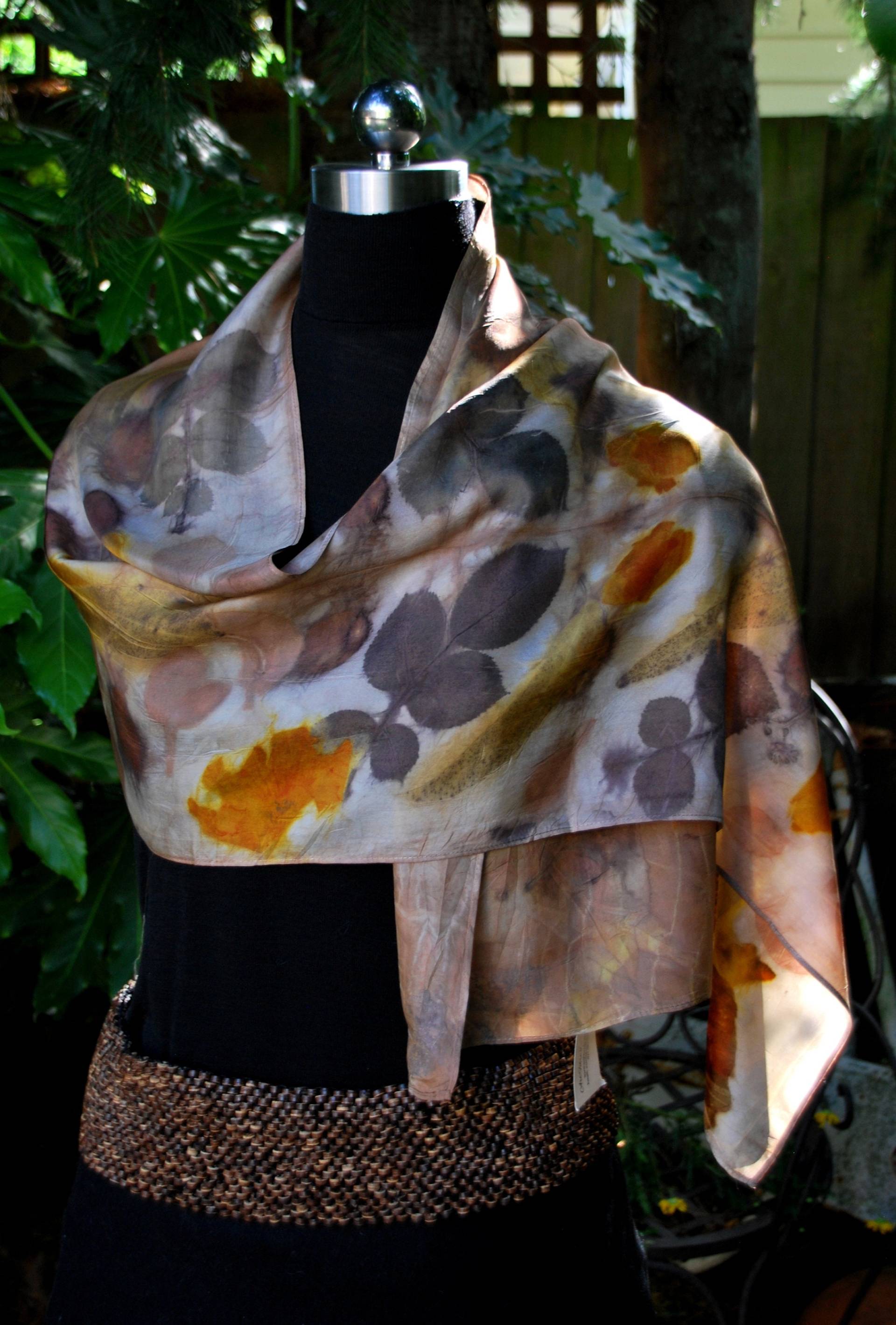 Dieser Luxus Eco Gedruckt 100 % Habatoi Seide Schal Ist Eine Hommage An Die Schönheit Der Natur. Gelbe Farbtöne von ArtFibreDesigNZ