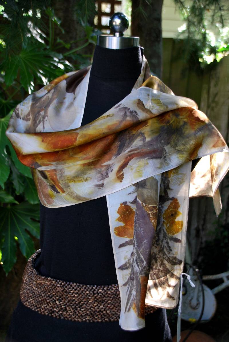 Dieser Luxus Eco Gedruckt 100 % Habatoi Seide Schal Ist Eine Hommage An Die Schönheit Der Natur. Gelbe Farbtöne von ArtFibreDesigNZ