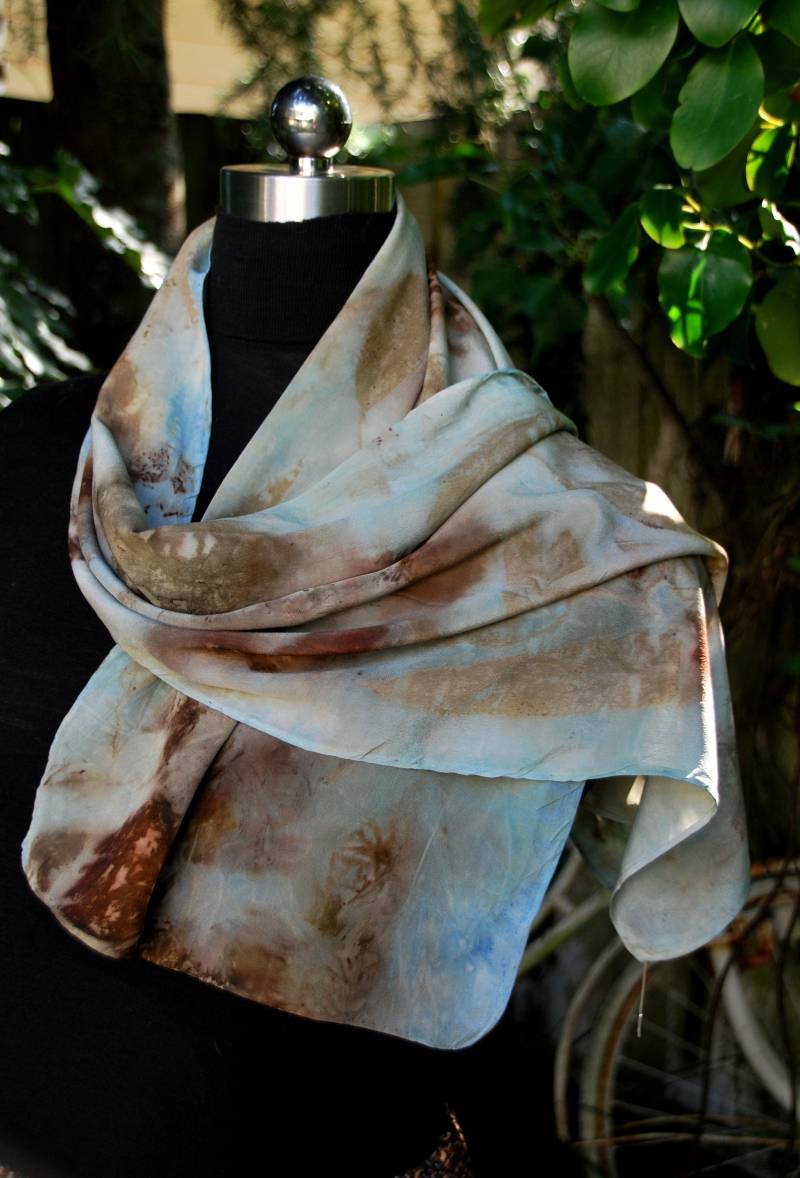 Dieser Luxus Eco Gedruckt Crêpe De Chine Schal Ist Eine Hommage An Die Schönheit Der Natur. Wunderschöne Drapieren von ArtFibreDesigNZ