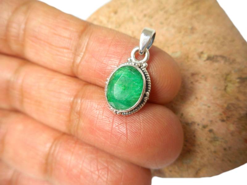 Kleine Grün Oval Smaragd Sterling Silber 925 Edelstein Anhänger von ArtGeckoJewellery