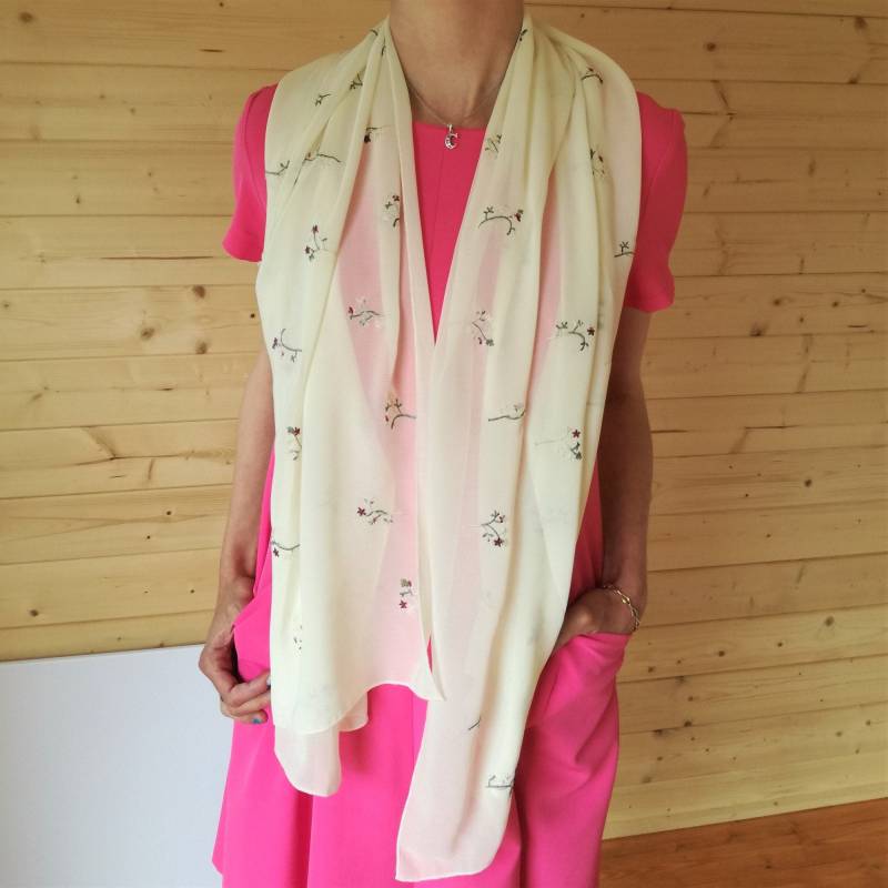 Eleganter Bestickter Chiffonschal, Leichtes Sommerhochzeitsaccessoire Mit Farbenfrohem Blumenmuster von ArtHandStudio