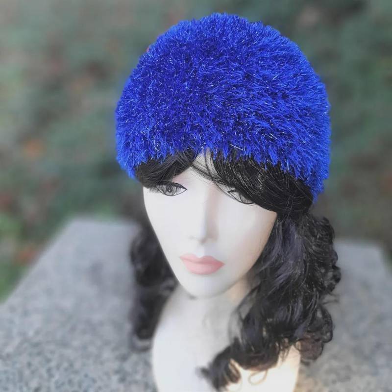 Handgemachte Kornblumenblaue Zottelmütze Aus Strick - Wintermütze Glänzendem Garn Für Maskenbälle Und Festliche Anlässe von ArtHandStudio