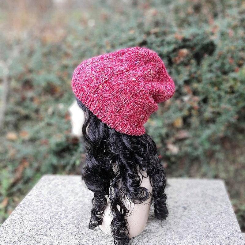 Handgemachte Rosa Woll-Mohair-Mütze - Grobstrick-Schlappmütze, Gemütliche Wintermütze, Bunter Fadenakzent von ArtHandStudio