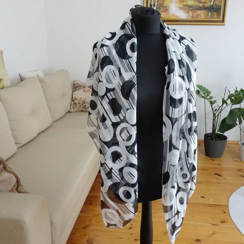 Leichtes Chiffon-Tuch Als Kleideraccessoire von ArtHandStudio