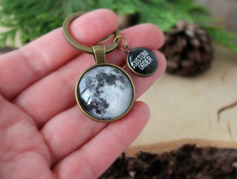 Benutzerdefinierte Reihenfolge Schlüsselanhänger | Personalisierte Nachricht Namen Oder Nummer Mond-Schlüsselanhänger von ArtHarmony