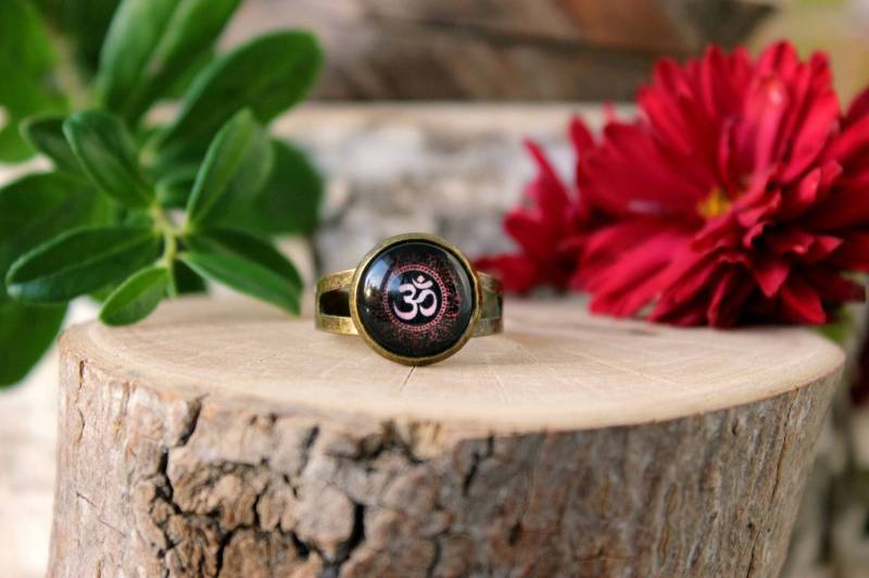 Black & Red Om Ring in Der Antike Bronze | Hinduismus Spiritueller Schmuck Verstellbarer Maßgeschneiderter von ArtHarmony