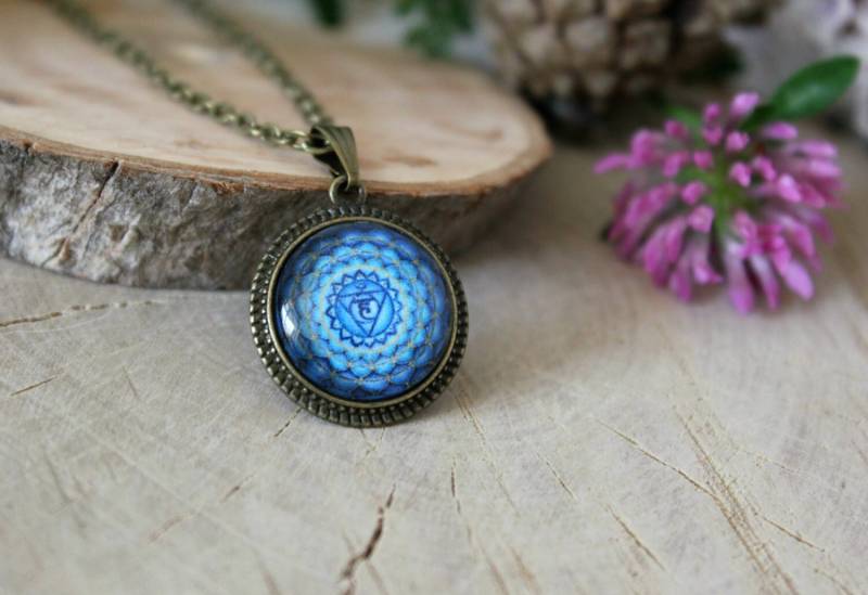 Blauer Vishuddha Anhänger | Chakra Halskette Halschakra Antike Bronze Handgemachter Schmuck Spirituelle Ikone Personalisierter Yoga von ArtHarmony