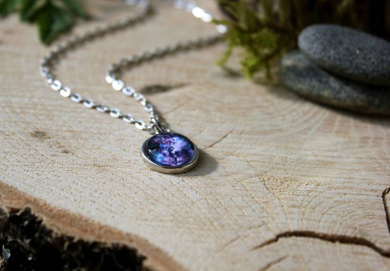 Lila Orionnebel Anhänger | Galaxie Schmuck Nebulaschmuck Silberfarbene Halskette Kleine Weltraum von ArtHarmony