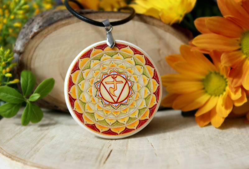 Manipura Polymer Clay Anhänger | Chakra Solar Plexus Fimo Schmuck von ArtHarmony
