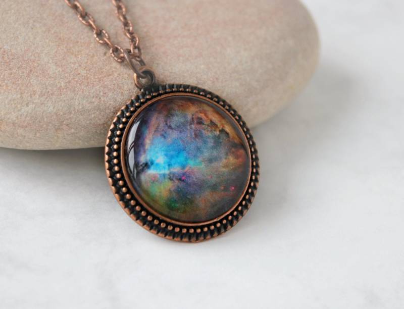 Orion Nebel Anhänger in Antik Kupfer | Halskette Bunte Schmuck Glas Cabochon Mit Kette Space von ArtHarmony