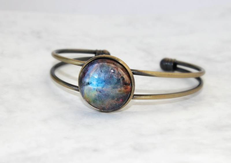 Orion Nebula Manschettenarmband | Antikes Bronze Armband Glas Cabochon Galaxy Schmuck Manschettenarmbänder Handgefertigter Individuelles Design von ArtHarmony