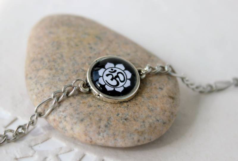 Schwarze Om Charm Armband | Moderne Silber Ton Kette Handgemachte Schmuck Spiritueller Charme Hindu von ArtHarmony