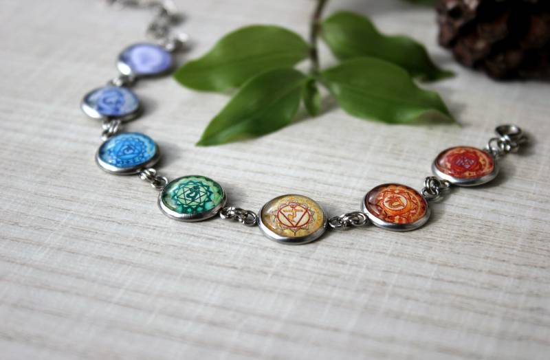 Sieben Energiestufen Chakra Armband | Silberfarbenes Hindu Schmuck Yoga Spirituelle Ikone Regenbogen von ArtHarmony