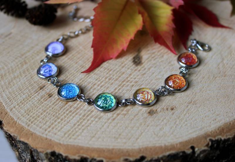 Sieben Energiestufen Chakra Armband | Silberfarbenes Hindu Schmuck Yoga Spirituelle Ikone Regenbogen von ArtHarmony