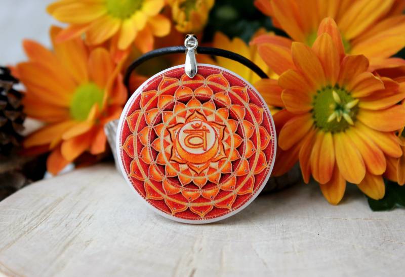 Swadhisthana Polymer Clay Anhänger | Chakra Sakralchakra Schmuck Fimo von ArtHarmony